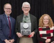 Steve Wright receives Vilas Professorship Award with Provost John Zumbrunnen left) and former chancellor Jennifer Mnookin (right).