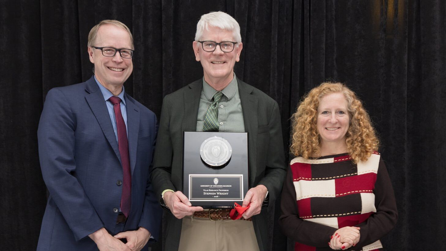 Steve Wright receives Vilas Professorship Award with Provost John Zumbrunnen left) and former chancellor Jennifer Mnookin (right).